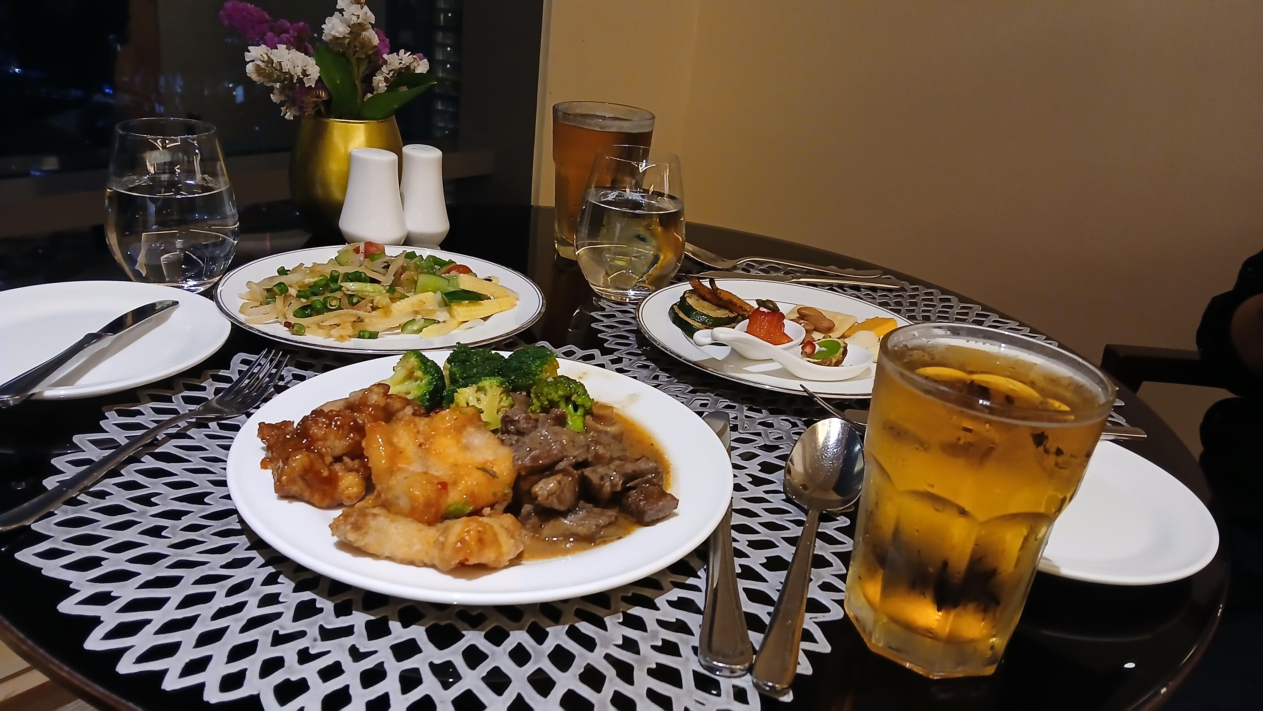 晩御飯はクラブラウンジのブッフェ。