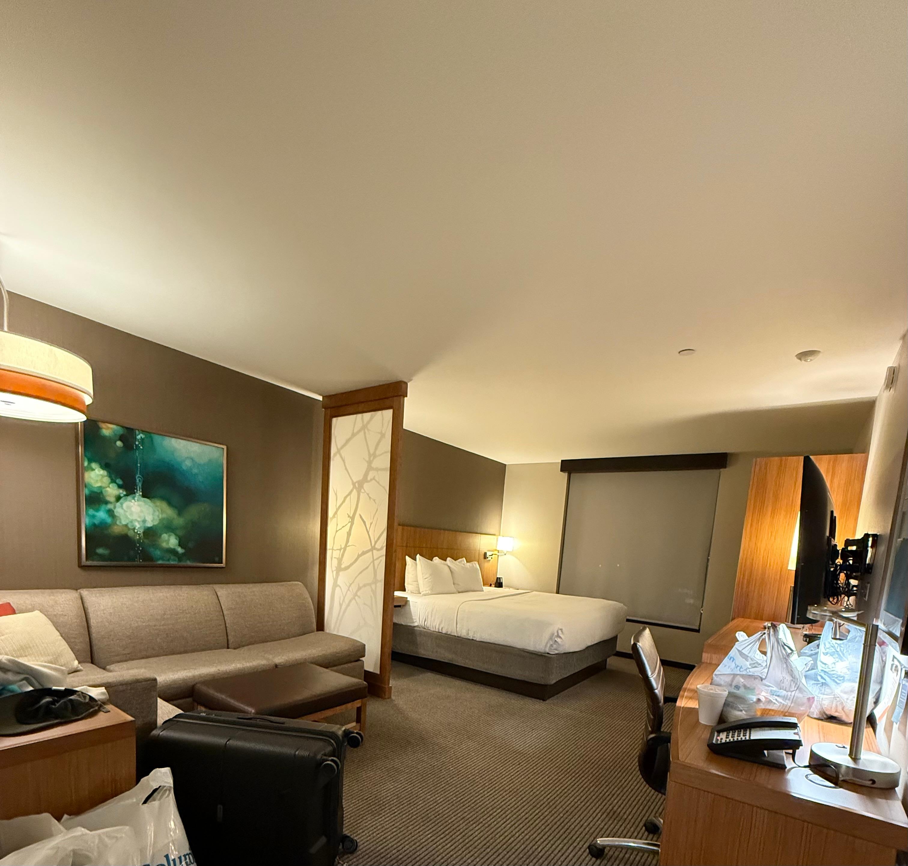 Room on 4th floor,face the road with great Mountain View. We didn’t hear any traffic noise.