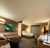 Room on 4th floor,face the road with great Mountain View. We didn’t hear any traffic noise.