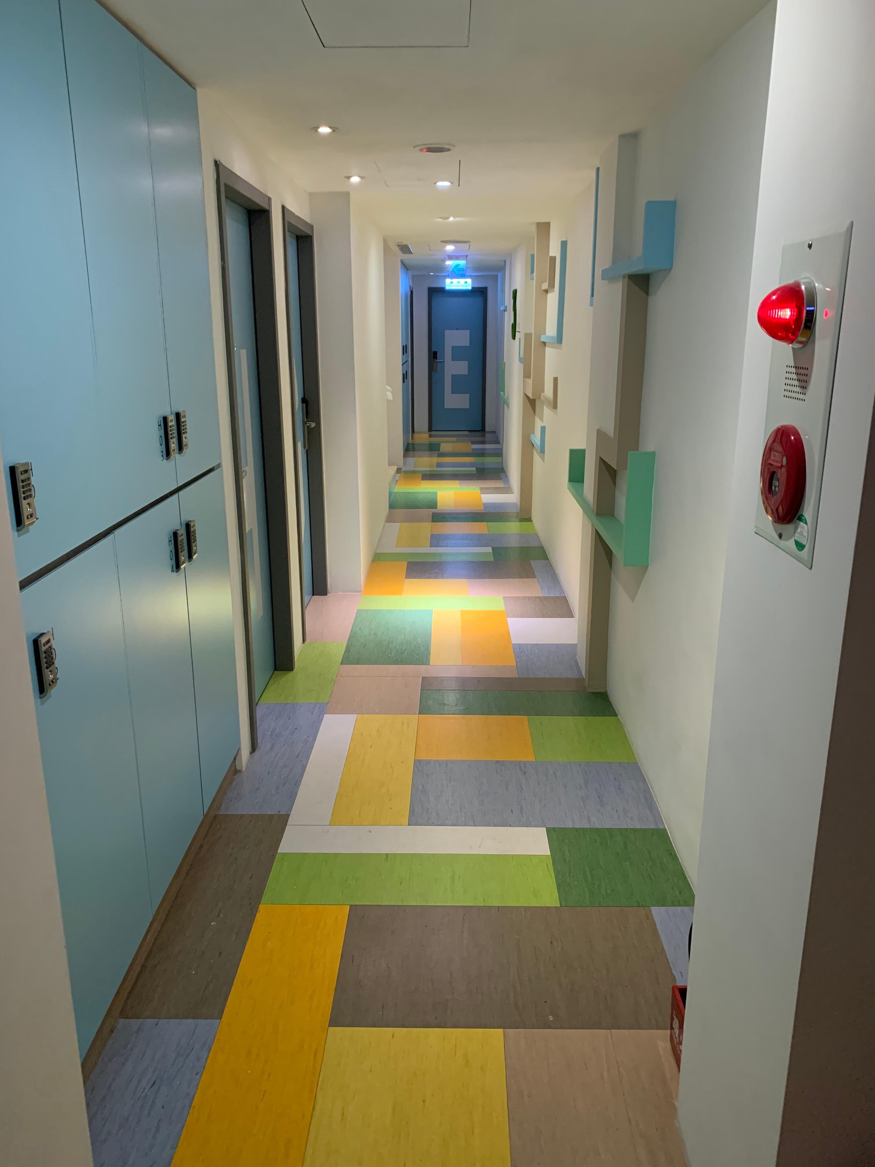 住宿走廊，置物櫃備有密碼鎖，裡面還有兩個衣架。