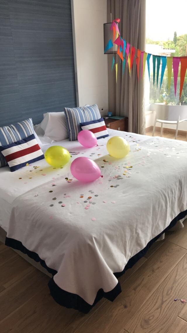 Ps: I made the decorations myself (a birthday surprise) 