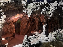 Una bellissima grotta caratteristica accanto a un enorme cedro stupendo dentro al parco dell’ hotel