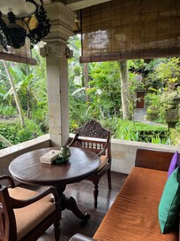 お部屋のバルコニーです。眼下の川のせせらぎと鳥の声が気持ちよし!