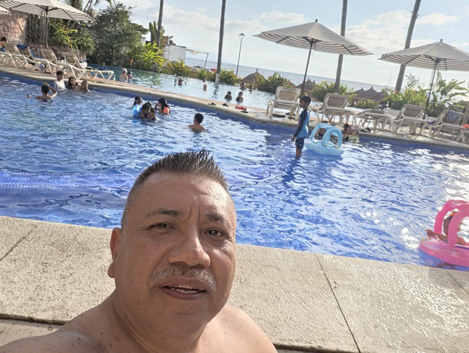 disfrutando la tarde en la alberca