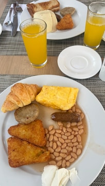 Desayuno: croisant, torta de huevo y queso, frijoles, salchicha, carne, hashbrown y queso crema