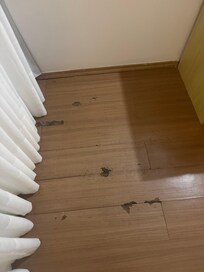 Piso do quarto danificado devido o alagamento