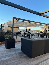 Restaurant à côté de la piscine