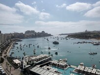 Vue sur La Valette depuis le roof top avec piscine
