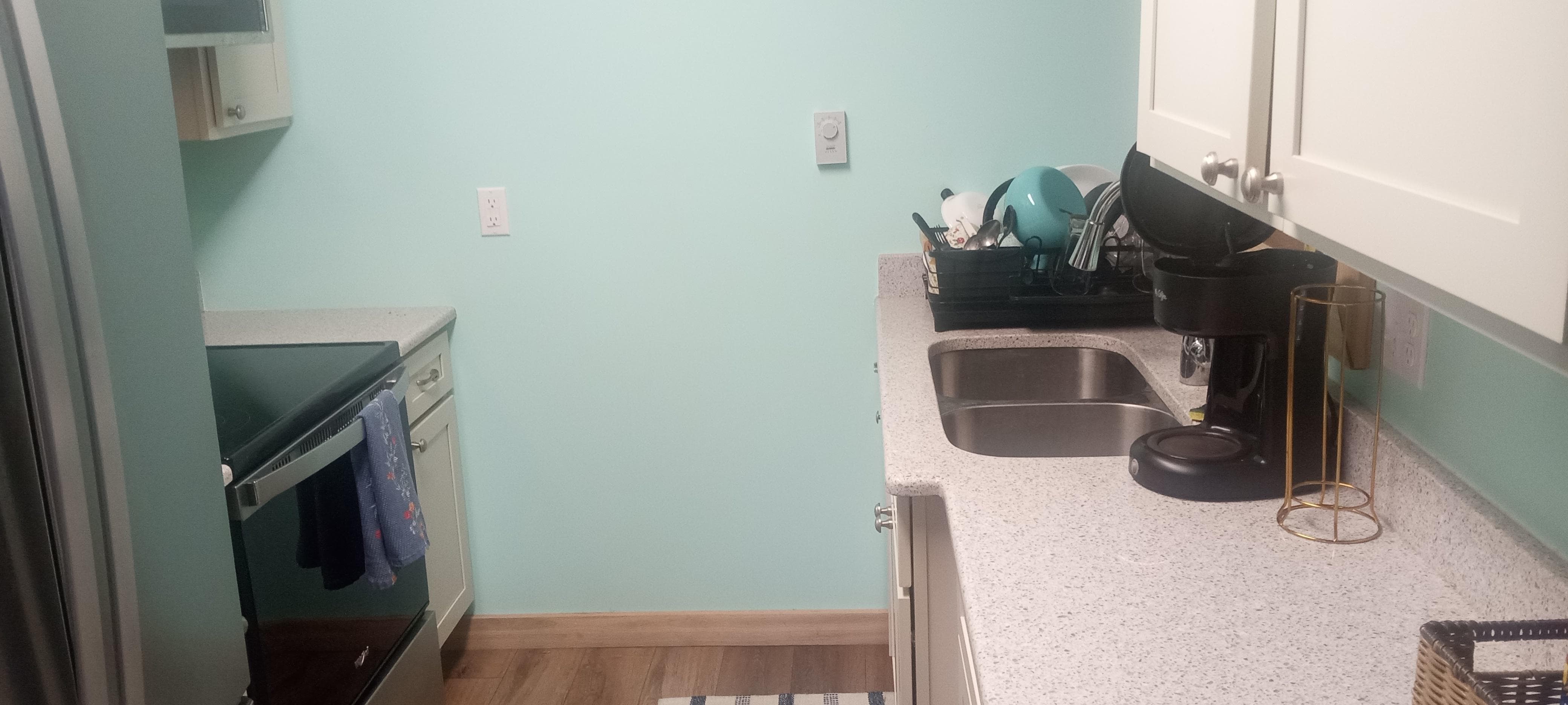  Well set up kitchen. Only item needed was a cutting board. Never found the dishwasher. 