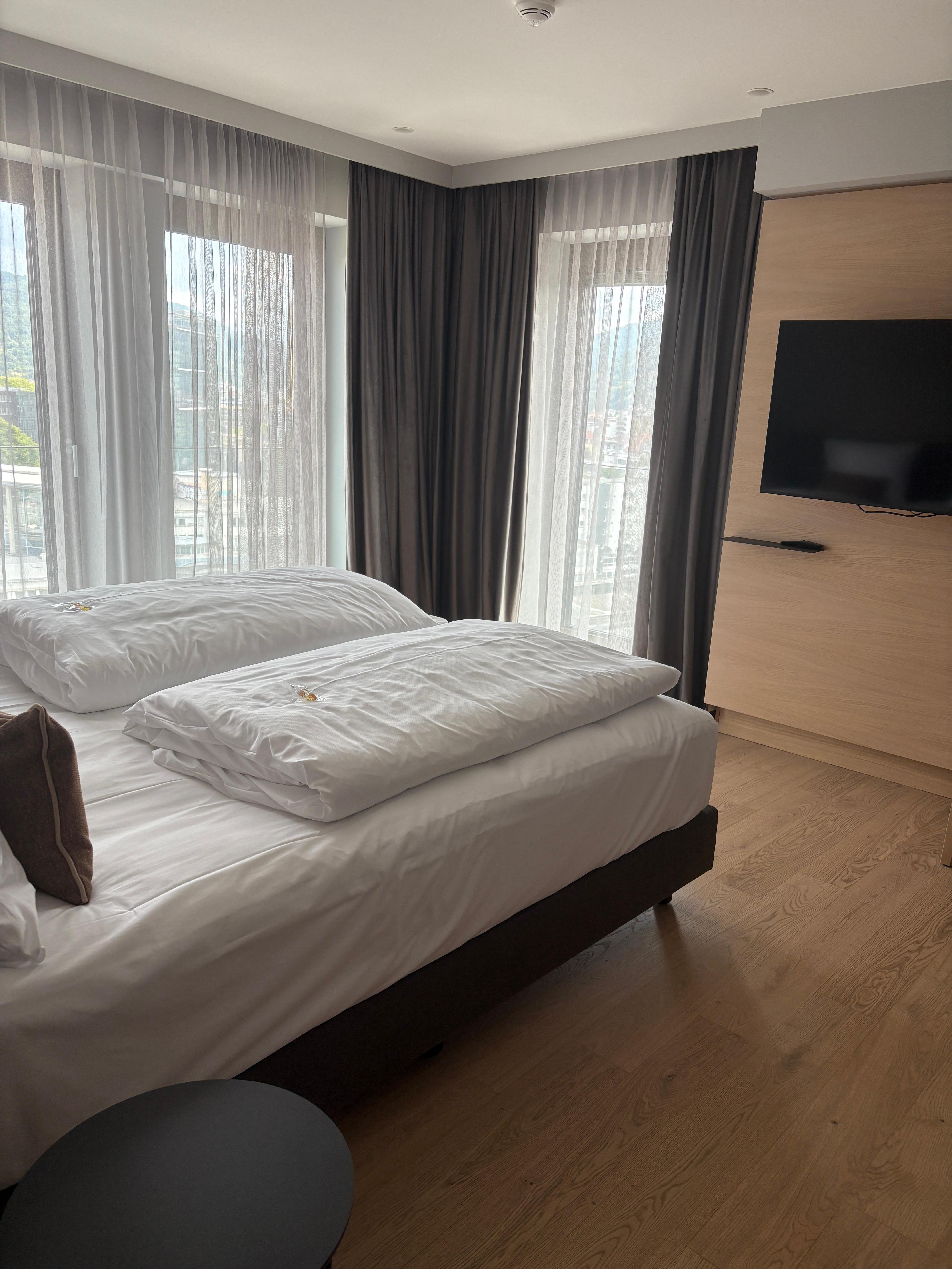 chambre avec vue sur la ville 