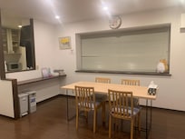 共用のスペースで食事をすることができる。長期滞在向者け。