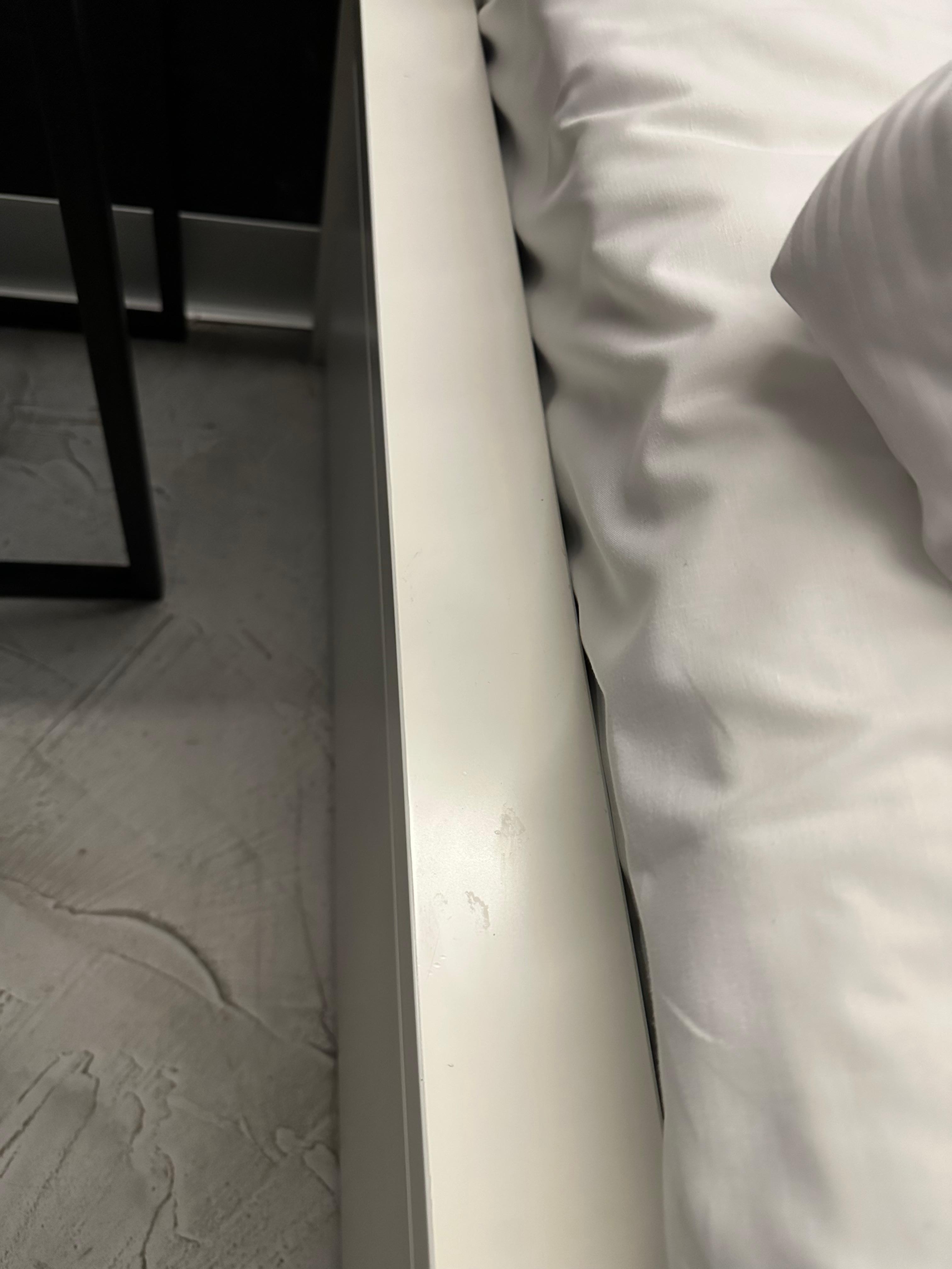 Sengekanten var desværre beskidt med pletter 
