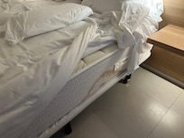 Stadig en klam seng. Men, her har man lige vendt den om så den kan holde 10 år mere istedet for at købe en ny madras. Føj