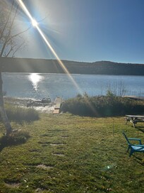 La vue du chalet devant le lac