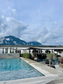 Smukt pool område med bar.