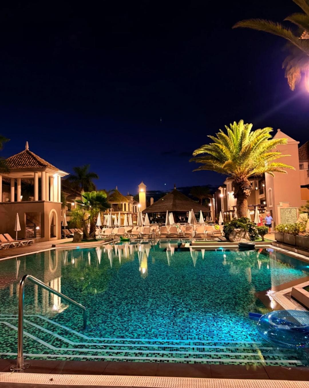 Piscina de noche,lugar muy hermoso