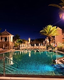 Piscina de noche,lugar muy hermoso