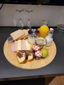 Petit-déjeuner servi à la chambre à tous les matins.