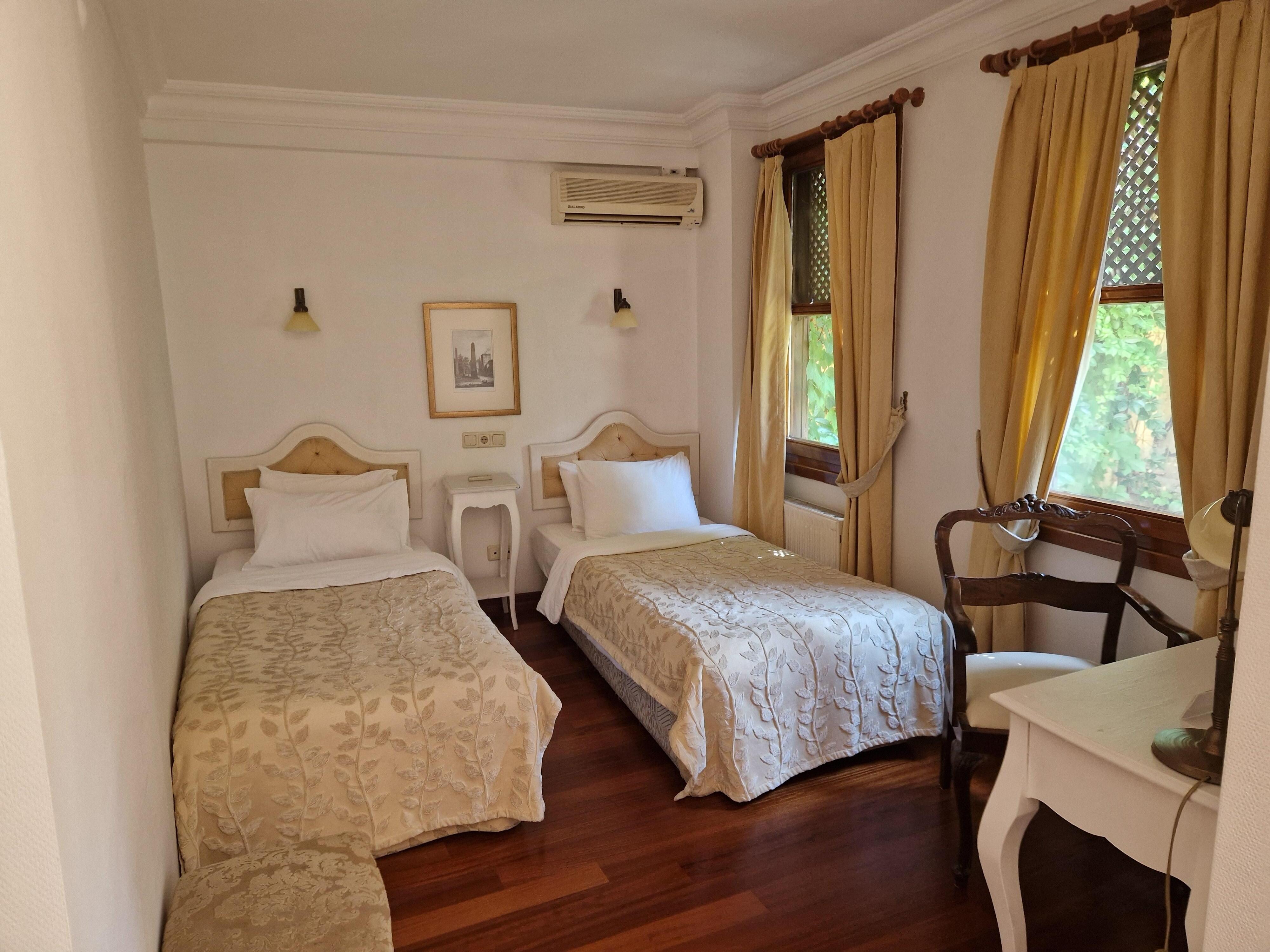 Room 105 additional twin beds
