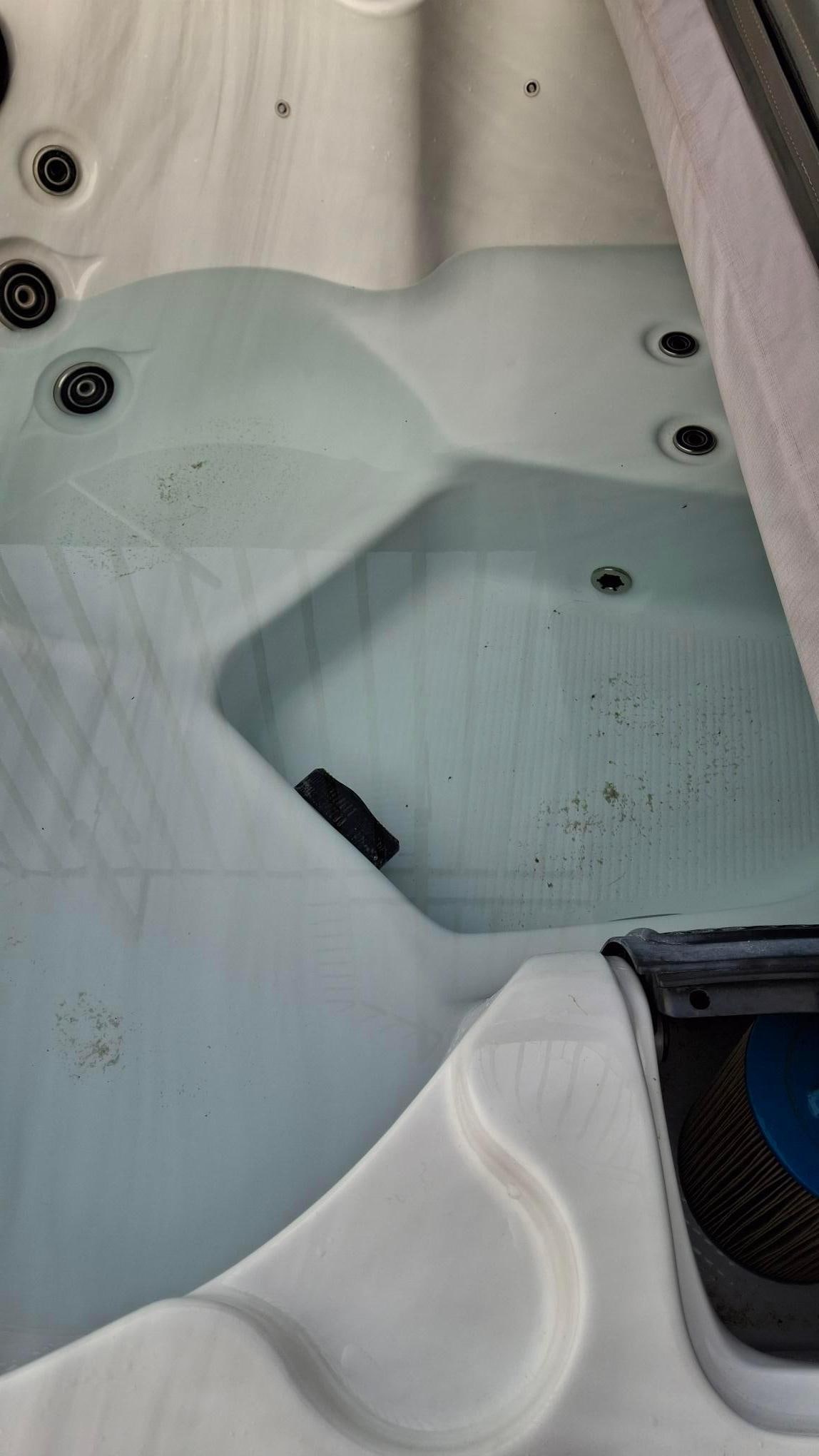 Our hot tub that had been 'prepared for our arrival by a dedicated company' - Low water level, visible dirt, cold water and no power. Owners still insist it was prepared.