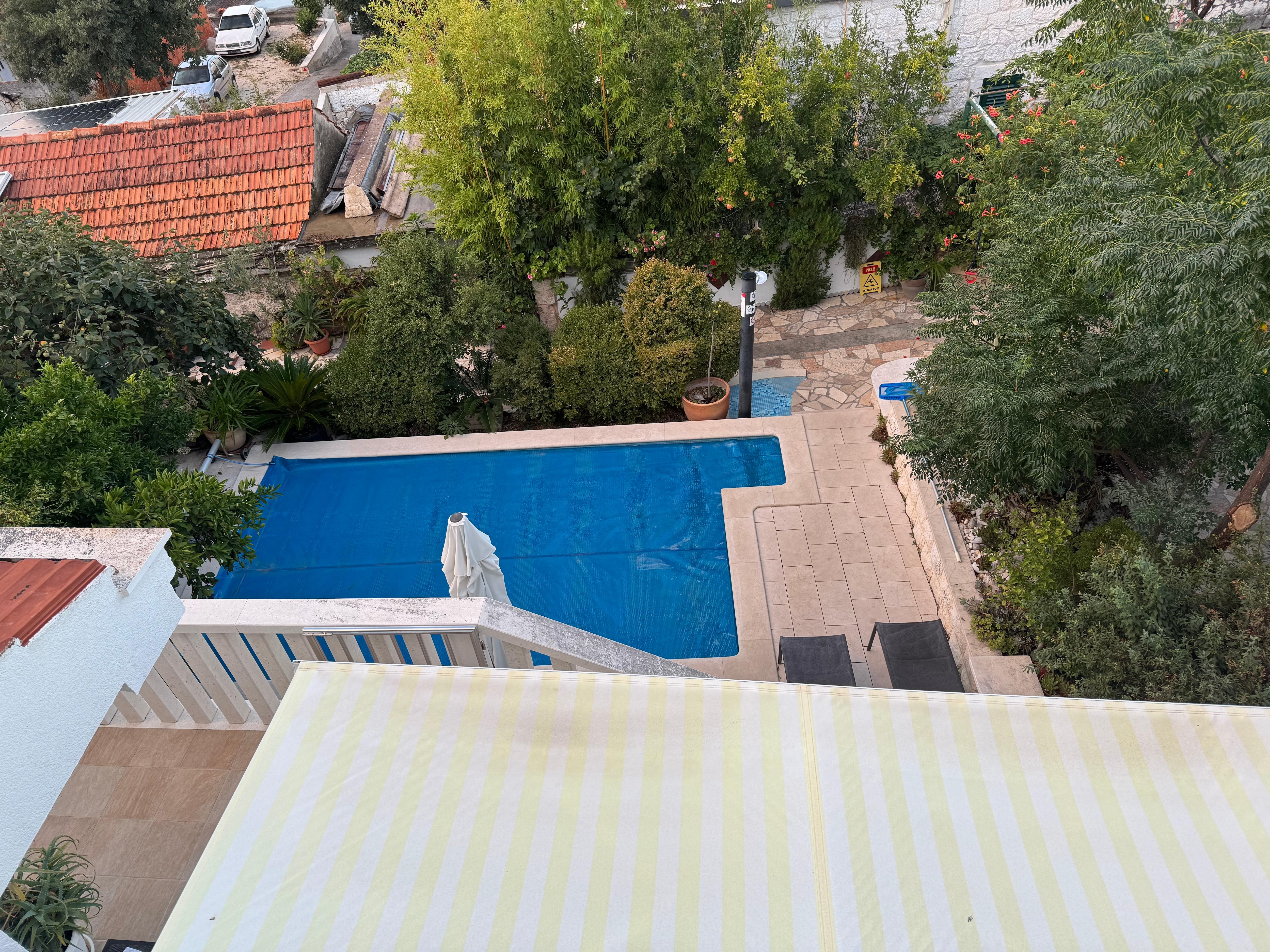 Blick von der Terrasse oben in den Garten