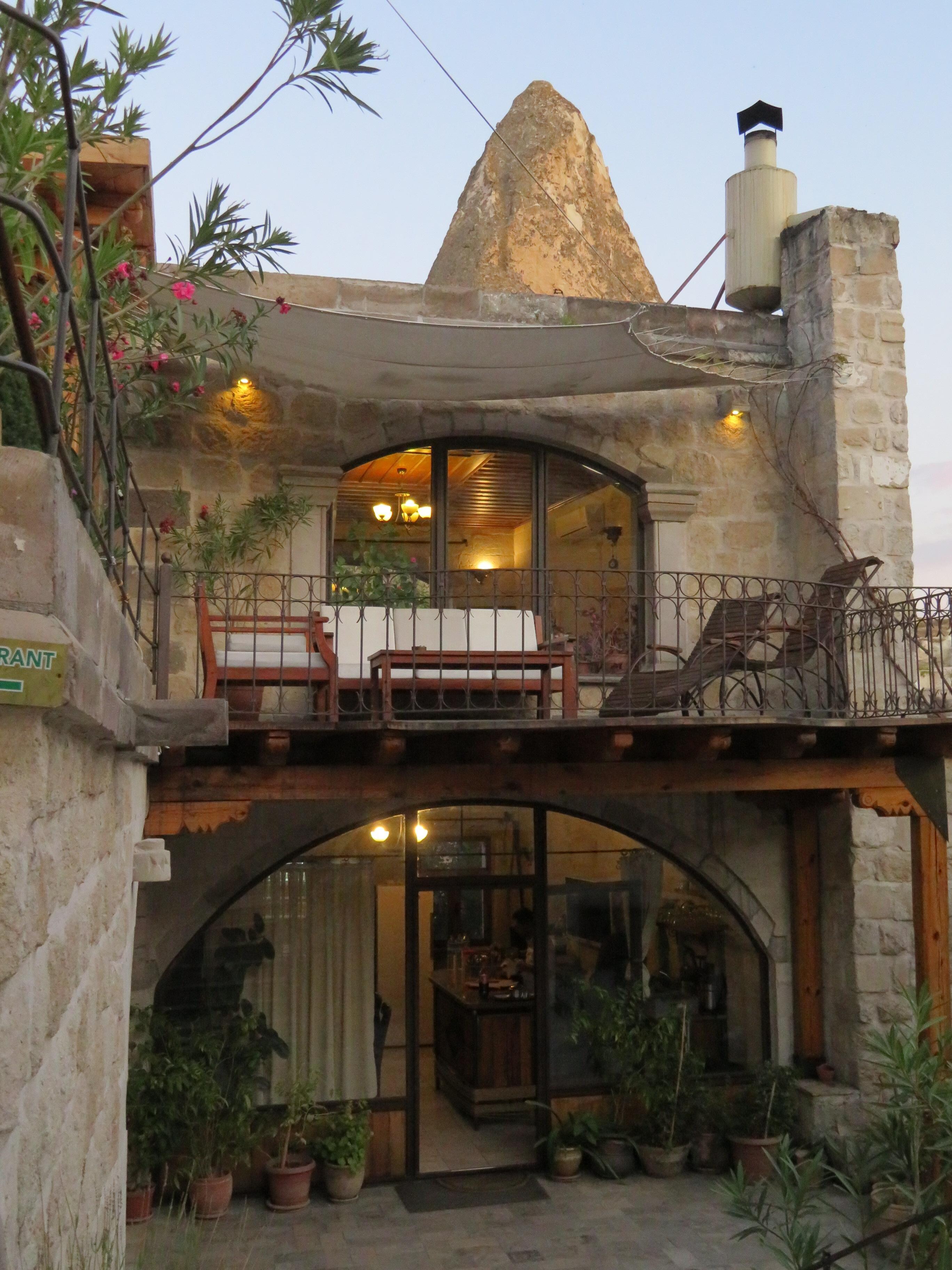 食堂を見上げる