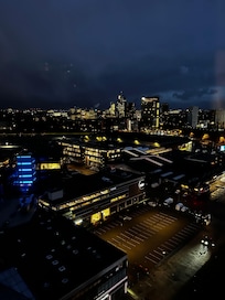 Flott utsikt fra fitness rommet i 19. etasje. Lite minus var at det kun var 1 tredemølle.