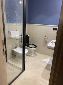 Bagno con aspirazione non funzionante e vedendo le preti da sempre..