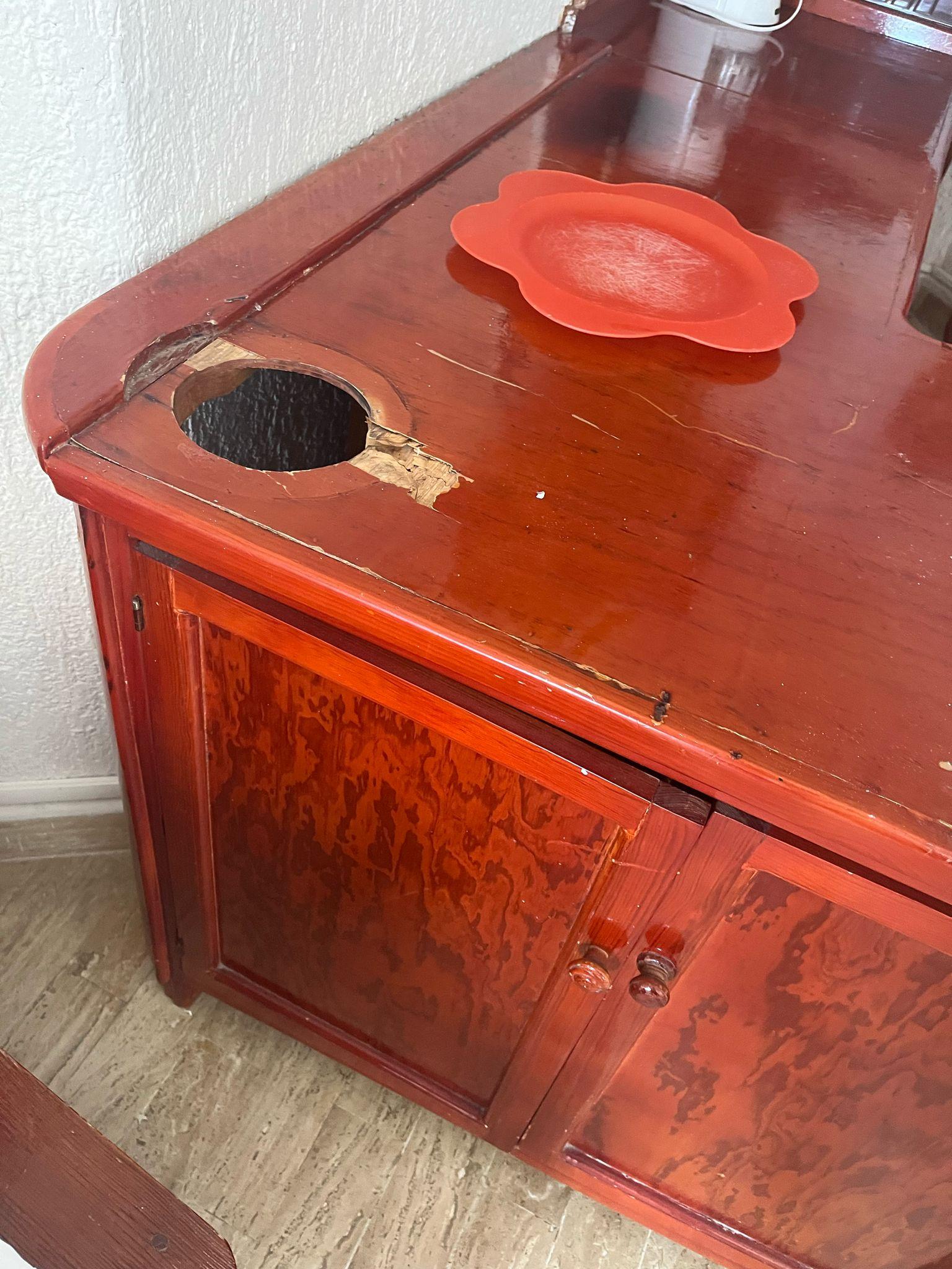 hole in kitchen worktop, nattily obscured by the scracthed plastic plate.