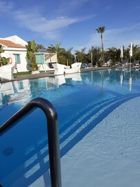 Au bord de la piscine