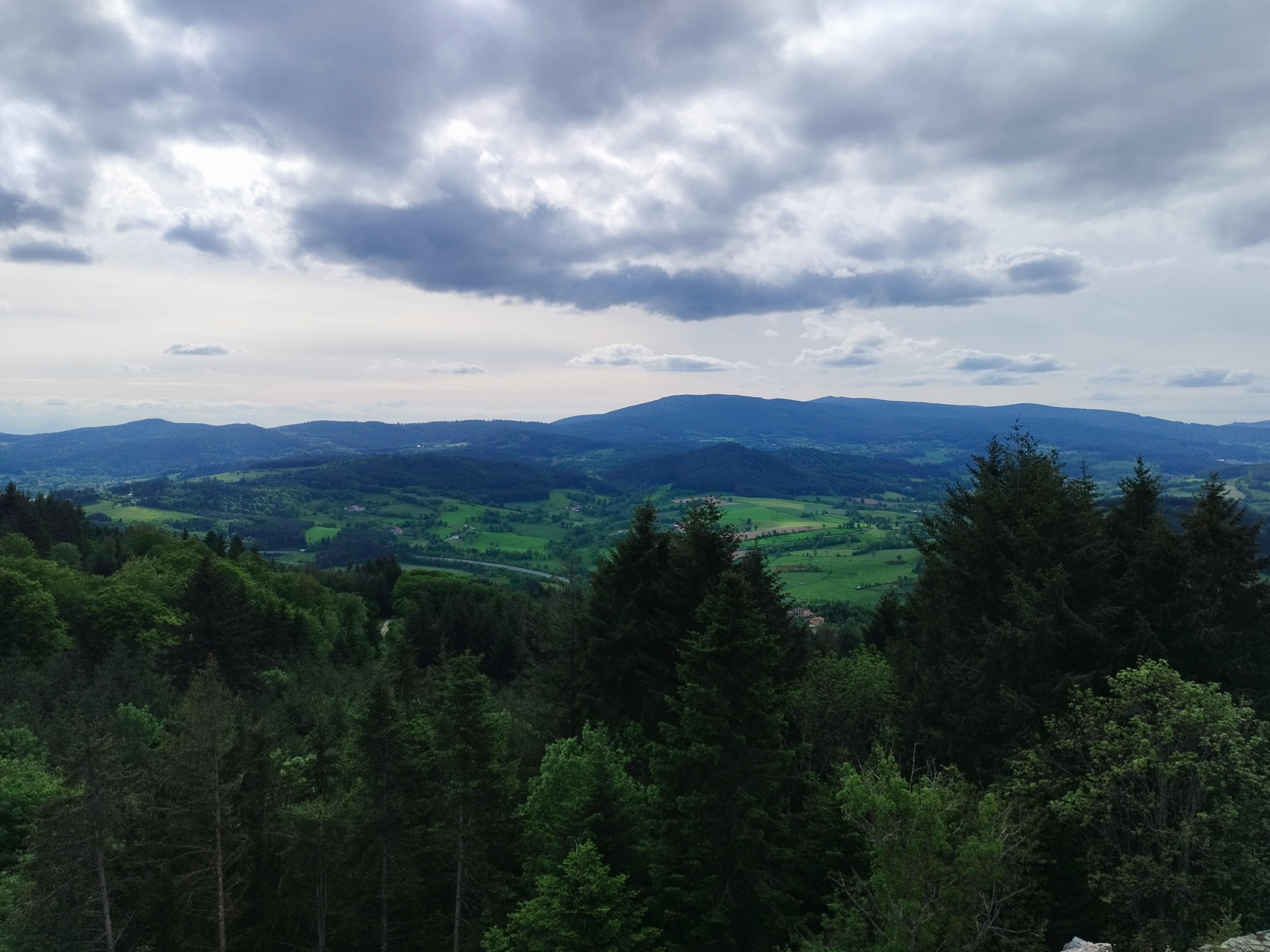 Vue depuis le donjon du château de la corne d'Urfé. 