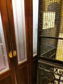 ascenseur des années 50 pour 1 personne. Chambre à 15mn de l'hôtel 4ème étage. Panne de courant 1ère nuit et dernière
