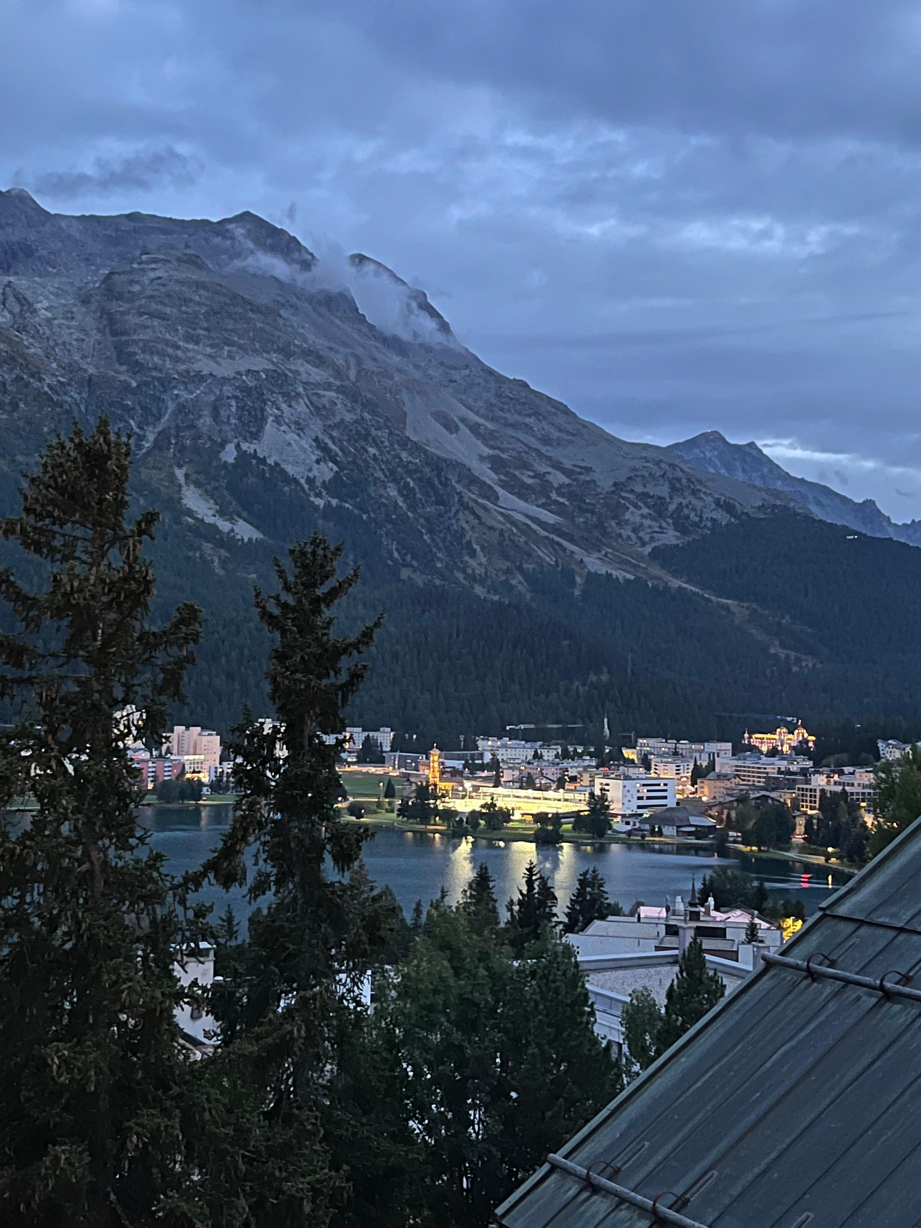 部屋からの夕暮れの景色