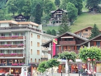 Twee chalets boven.
