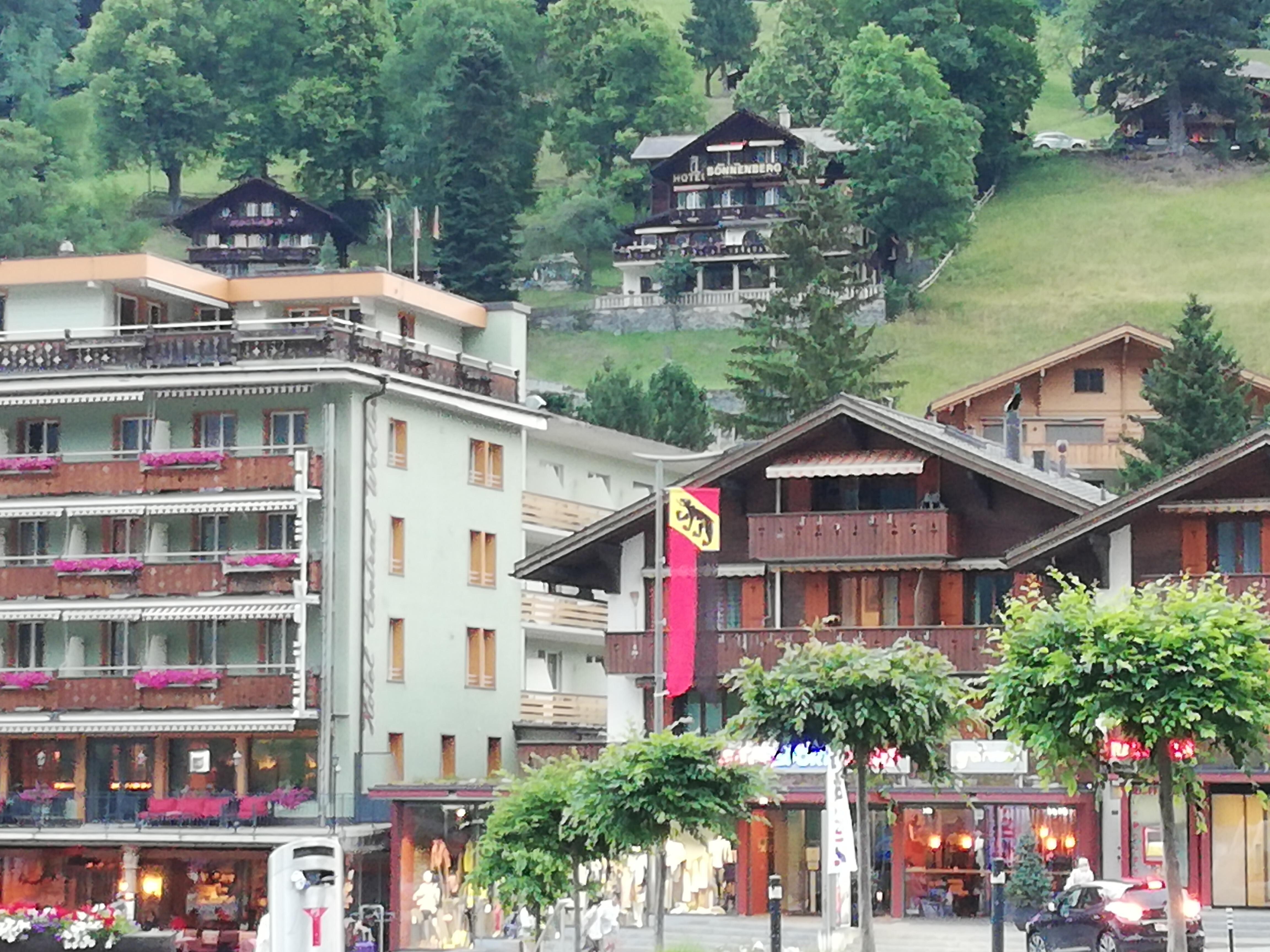 Twee chalets boven.