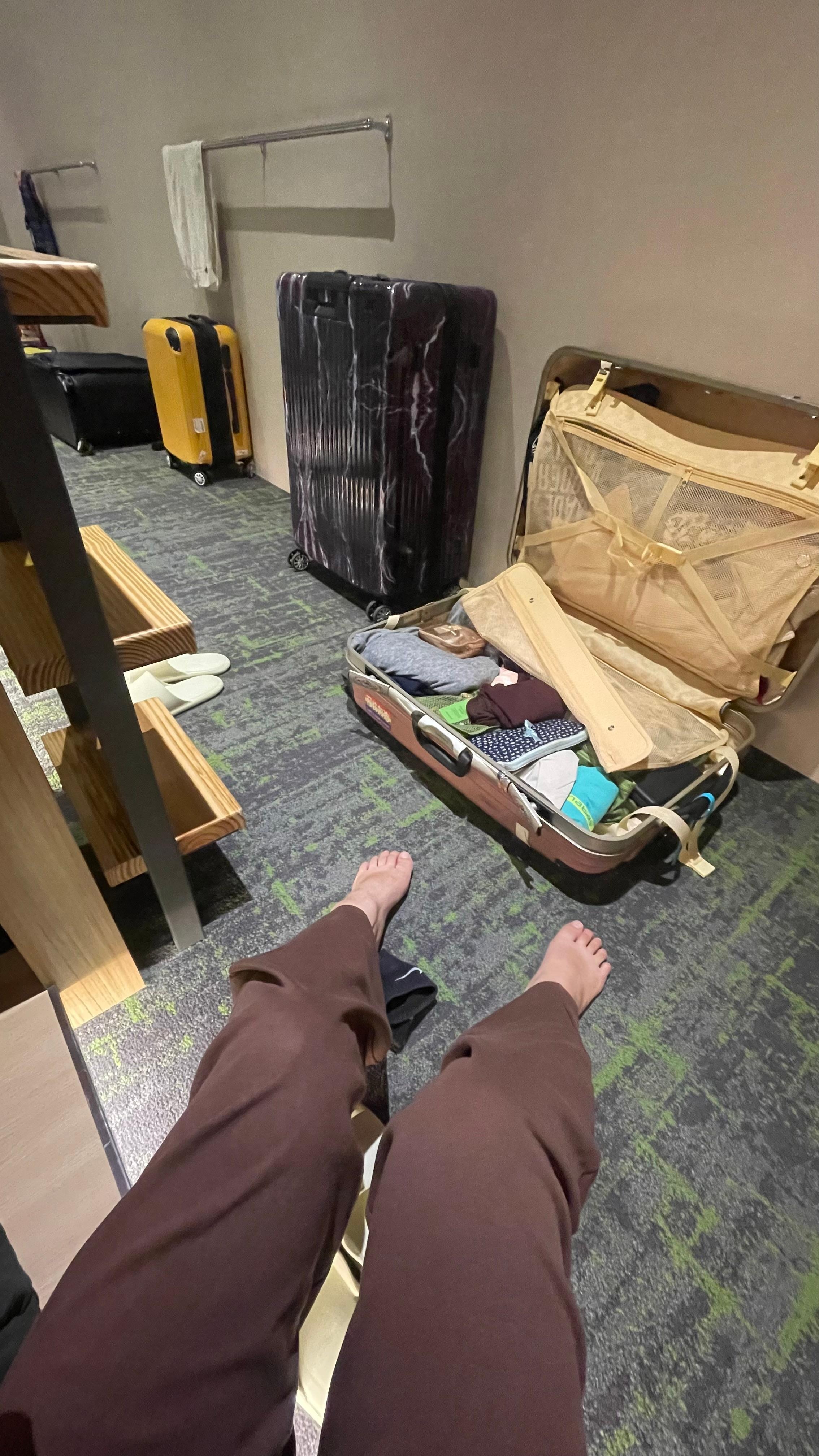 這是有廣角的，請看我腳和行李租距離，個人身高166公分