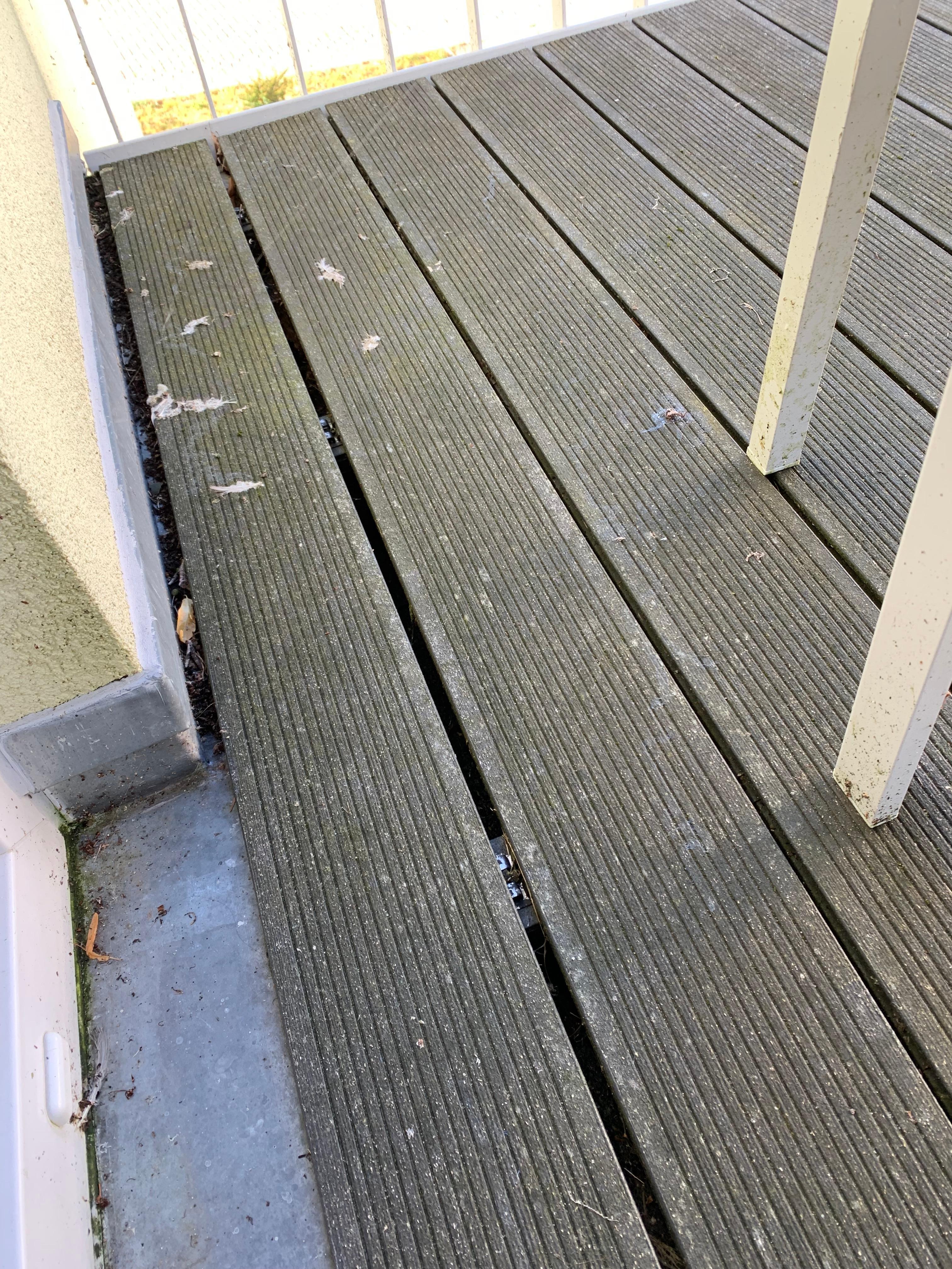 Balkon verdreckt und alles inklusive Stühle und Tisch mit Grünbelag