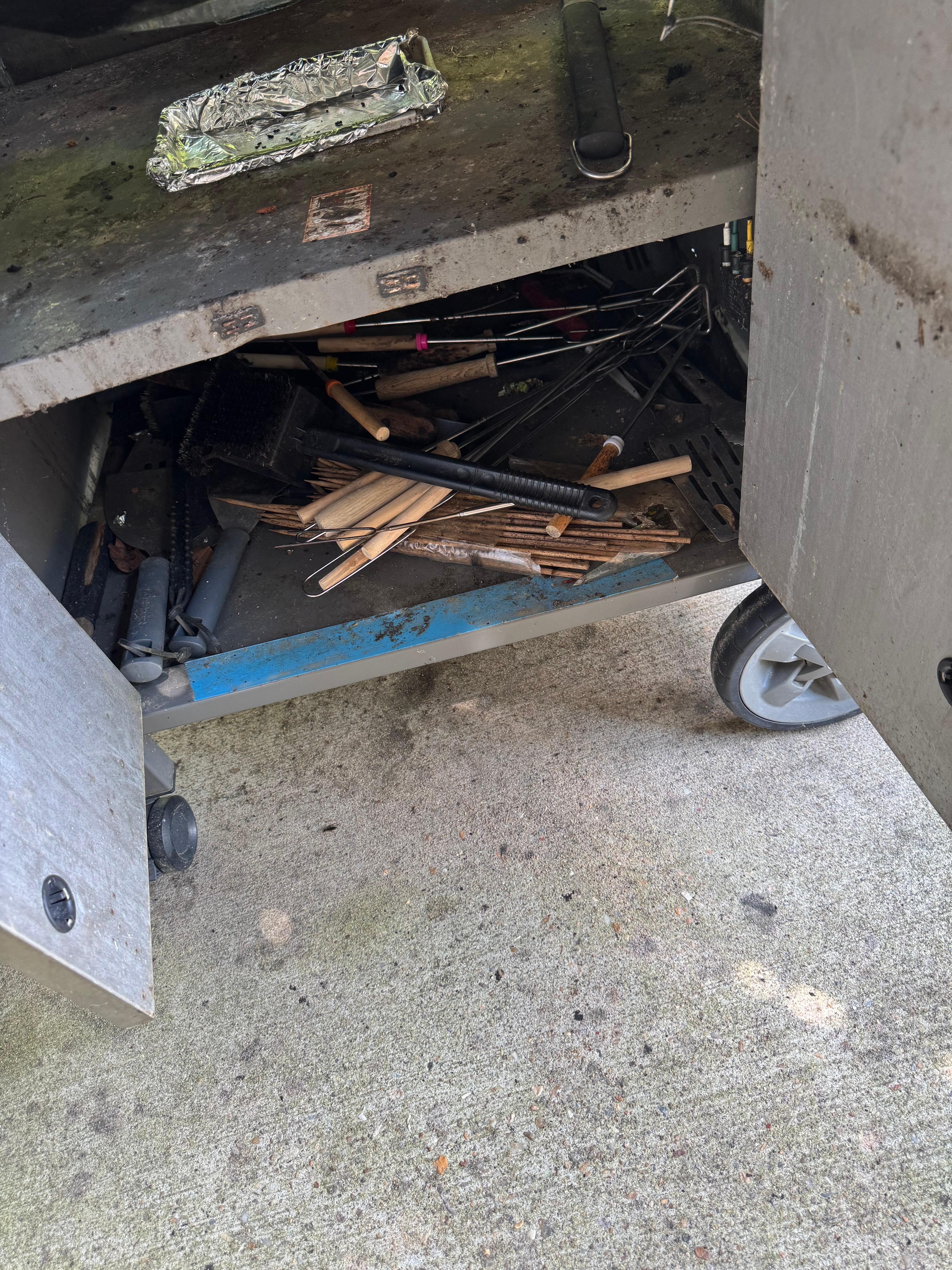 Grill dirty, trash underneath. Lack of basic cleaning.