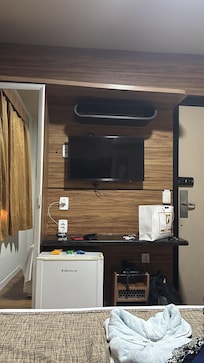 A disposição no quarto, tv, frigobar, com água mineral, cerveja, todinho e suco.
Além de barras de cereal e chocolate.