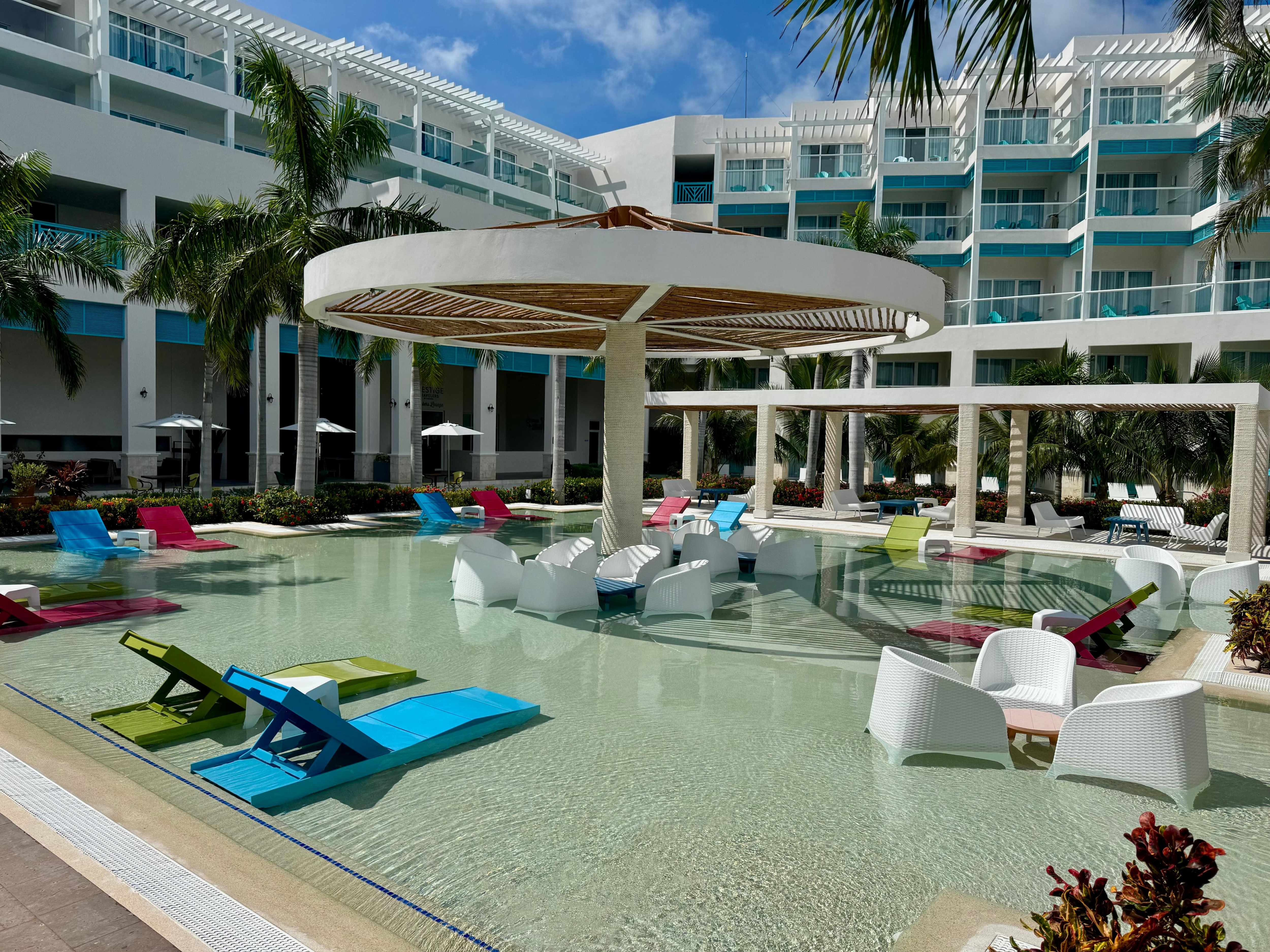 Many lounge options. 