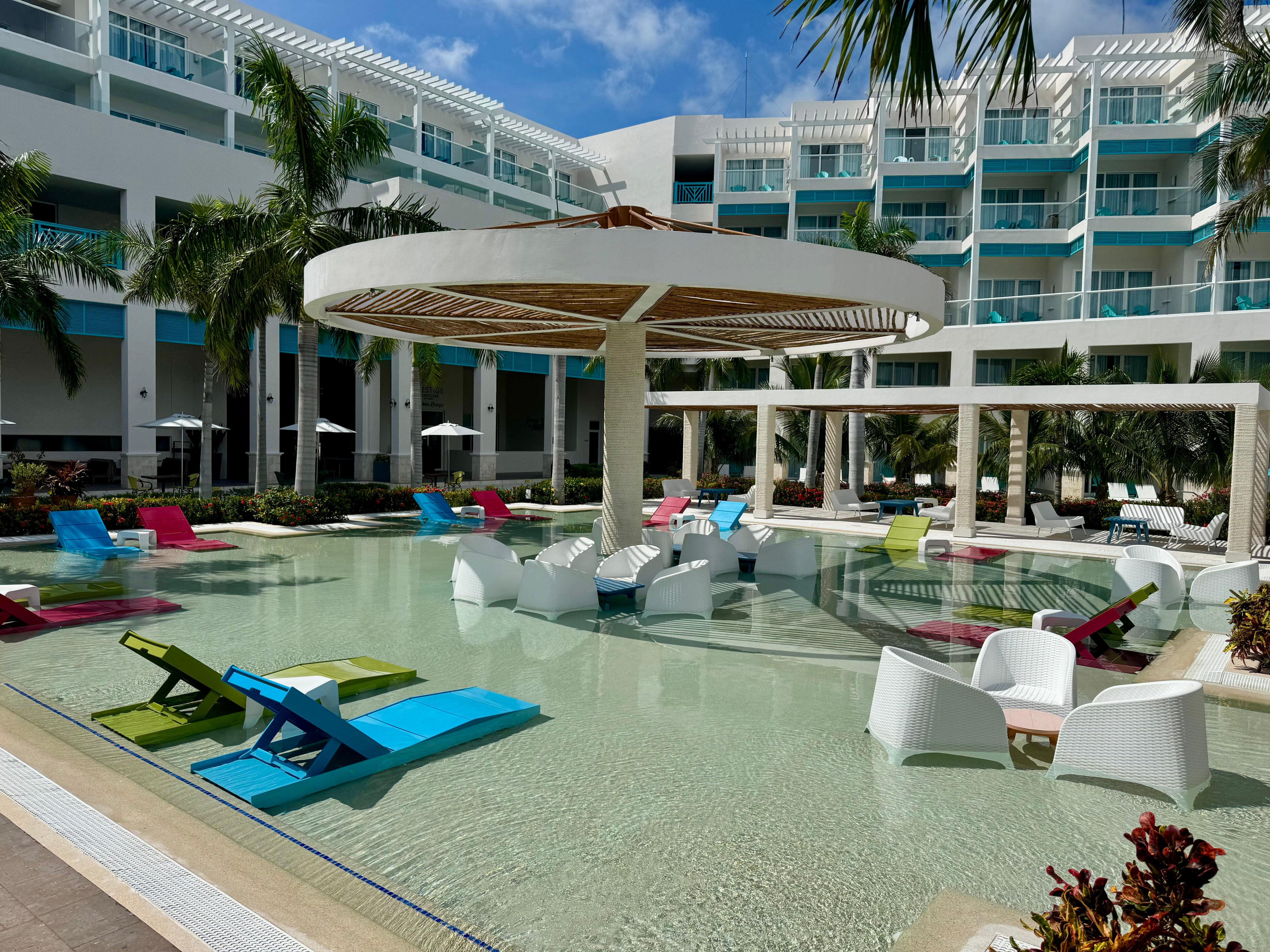 Many lounge options. 