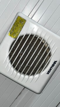 Exaustor do banheiro imundo