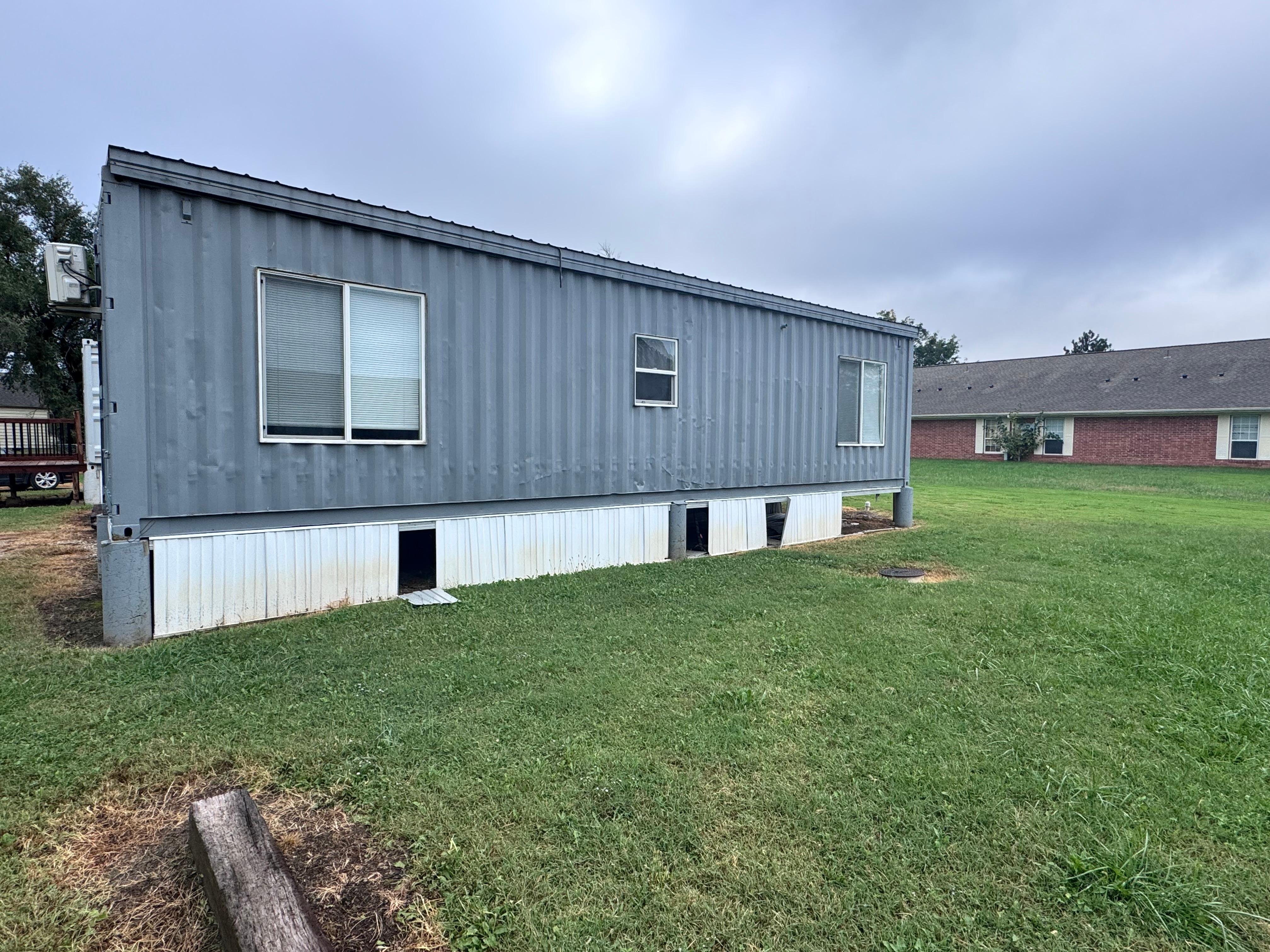 Maintenance is poor. Missing parts flapping in the wind, loose floorboards in the unit (#15). 