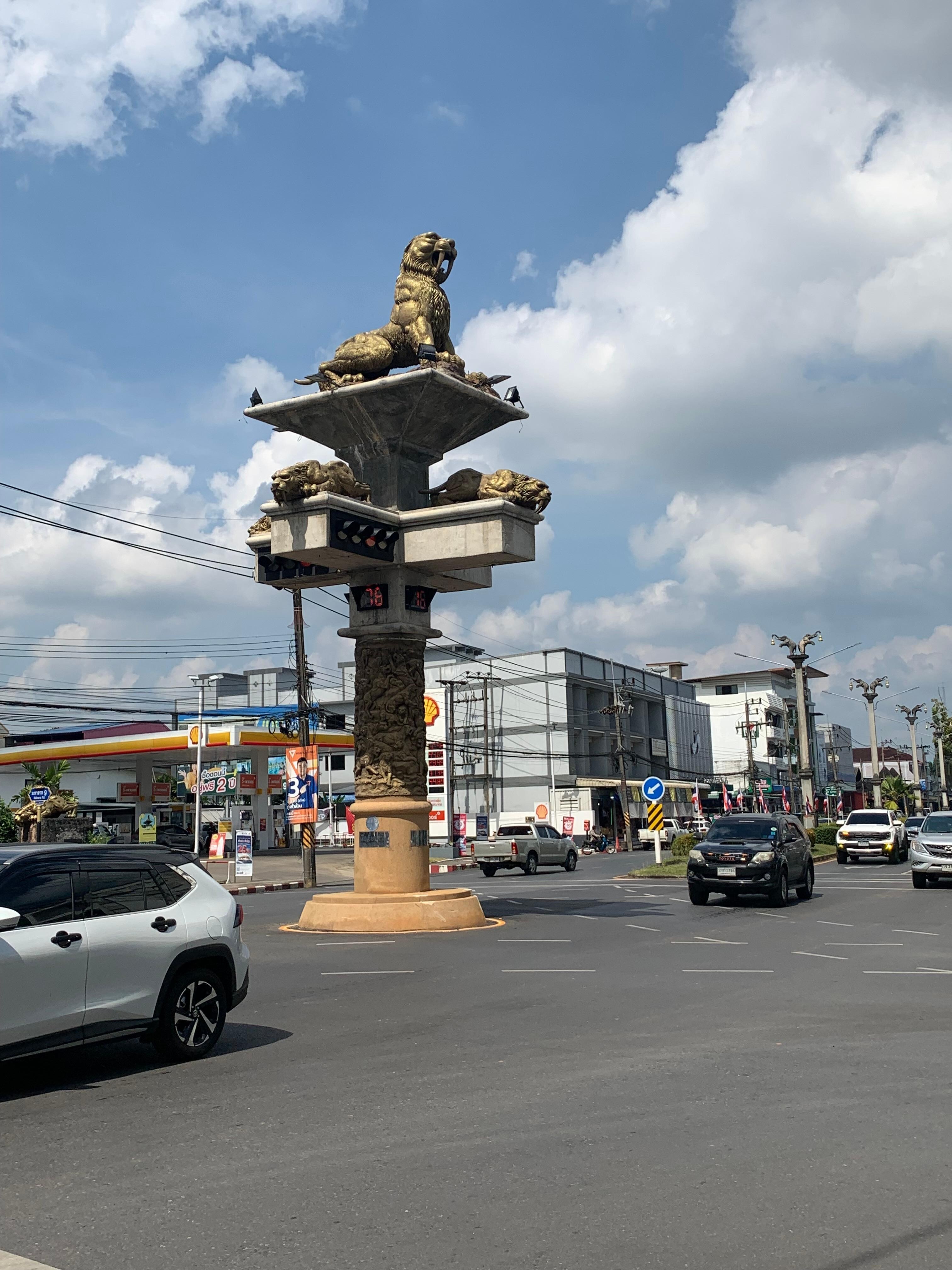 Intersection near hotel… short walk to the pier, markets, restaurants. 