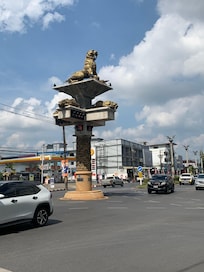 Intersection near hotel… short walk to the pier, markets, restaurants.
