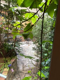 Mysig innergård, dock inte väder att sitta där.