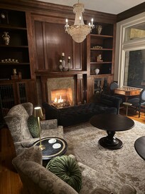 Very comfy common room w fireplace