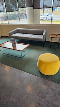 Pisos y tapete sucios en recepción