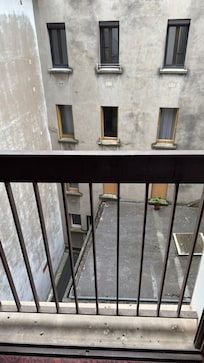 La vue depuis la fenêtre. Notez les déjections sur le pas