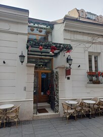 Kucuk ve sirin bir yer. Konumu cok iyi